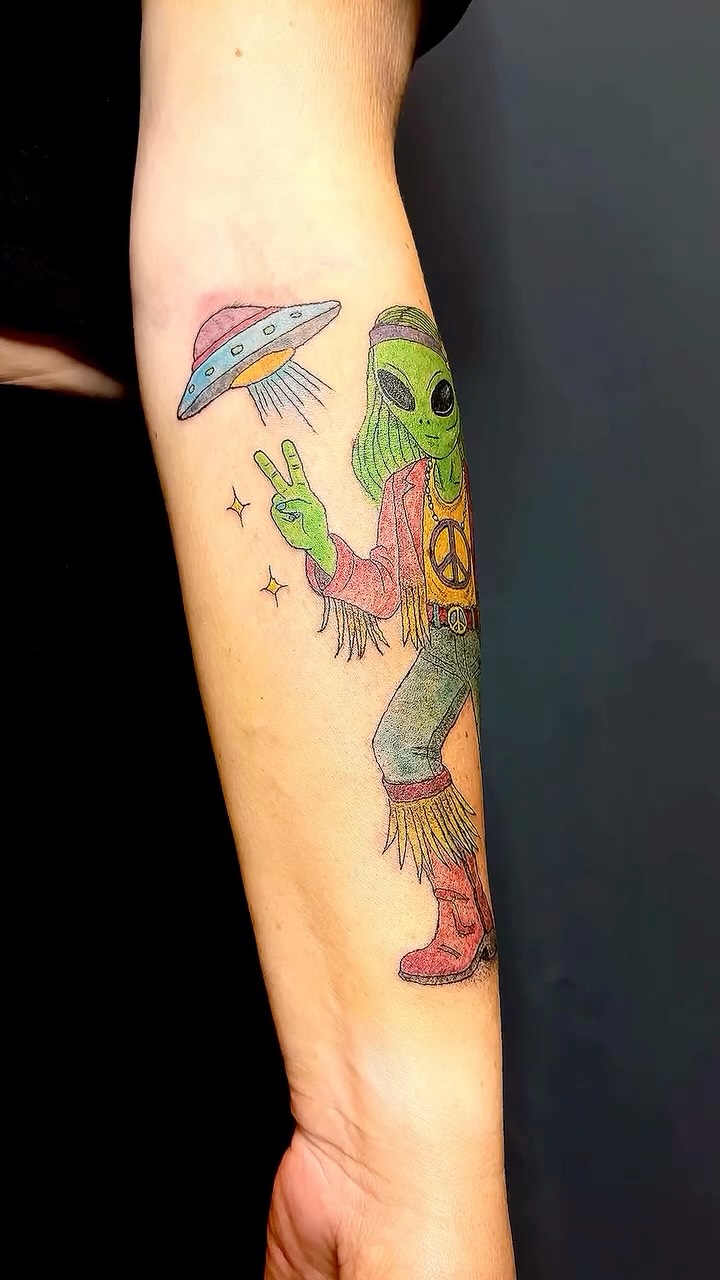 Neo Traditional Retro Hippi Uzaylı Dövmesi | Barış ve Özgürlük Enerjisi