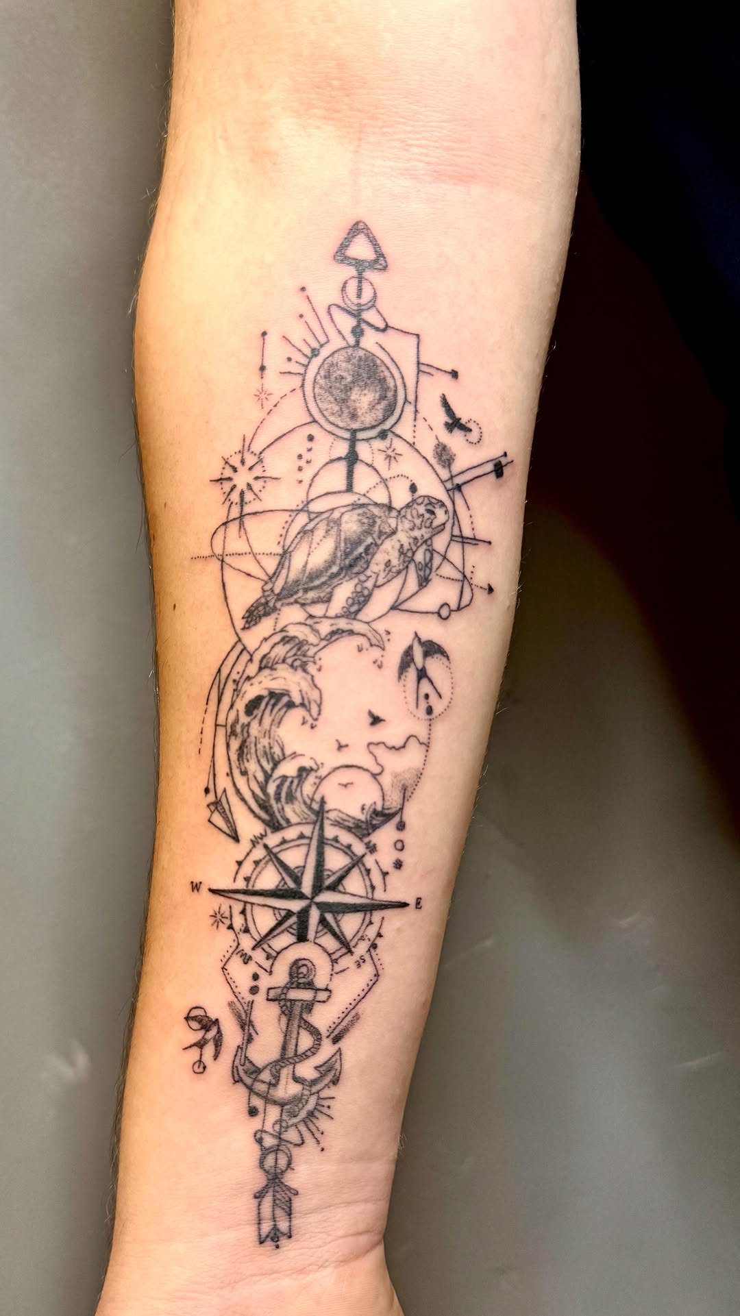 Geometrik Fine Line Dövme | Pusula, Çapa, Kaplumbağa ile Yolculuk Teması