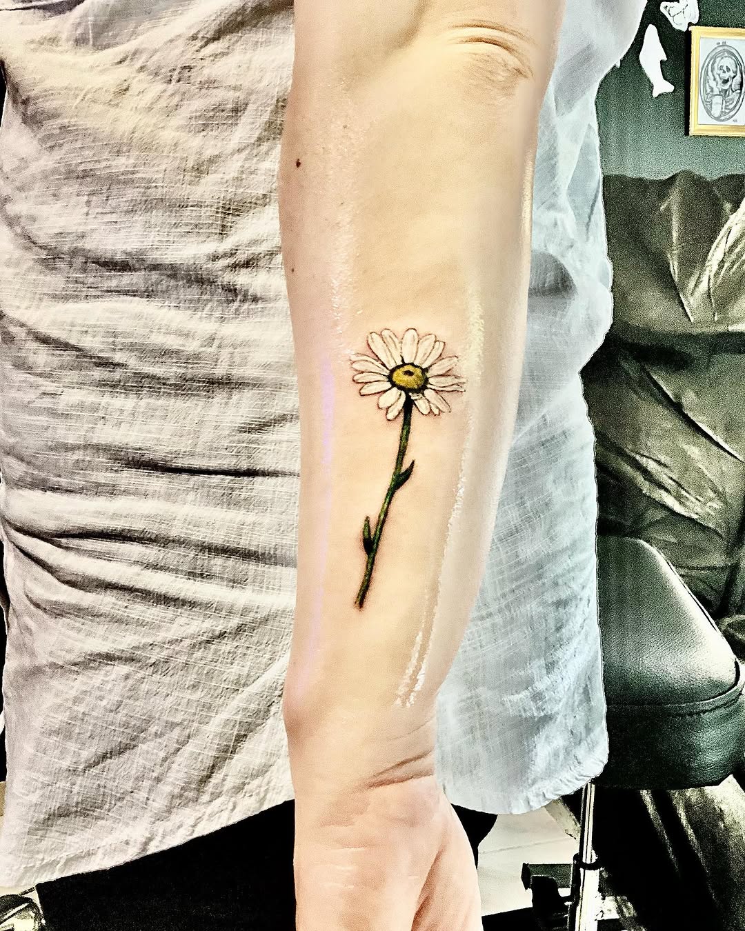 Gerçekçi Papatya Dövmesi | Kadın Kol Renkli Çiçek Tattoo – Bostancı İstanbul