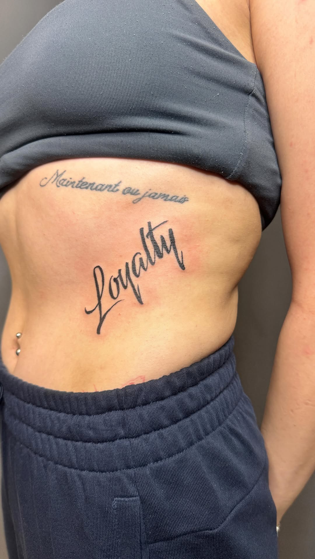 Loyalty Yazı Dövmesi | Bağlılık Temalı Büyük Script Tattoo – Kadıköy İstanbul