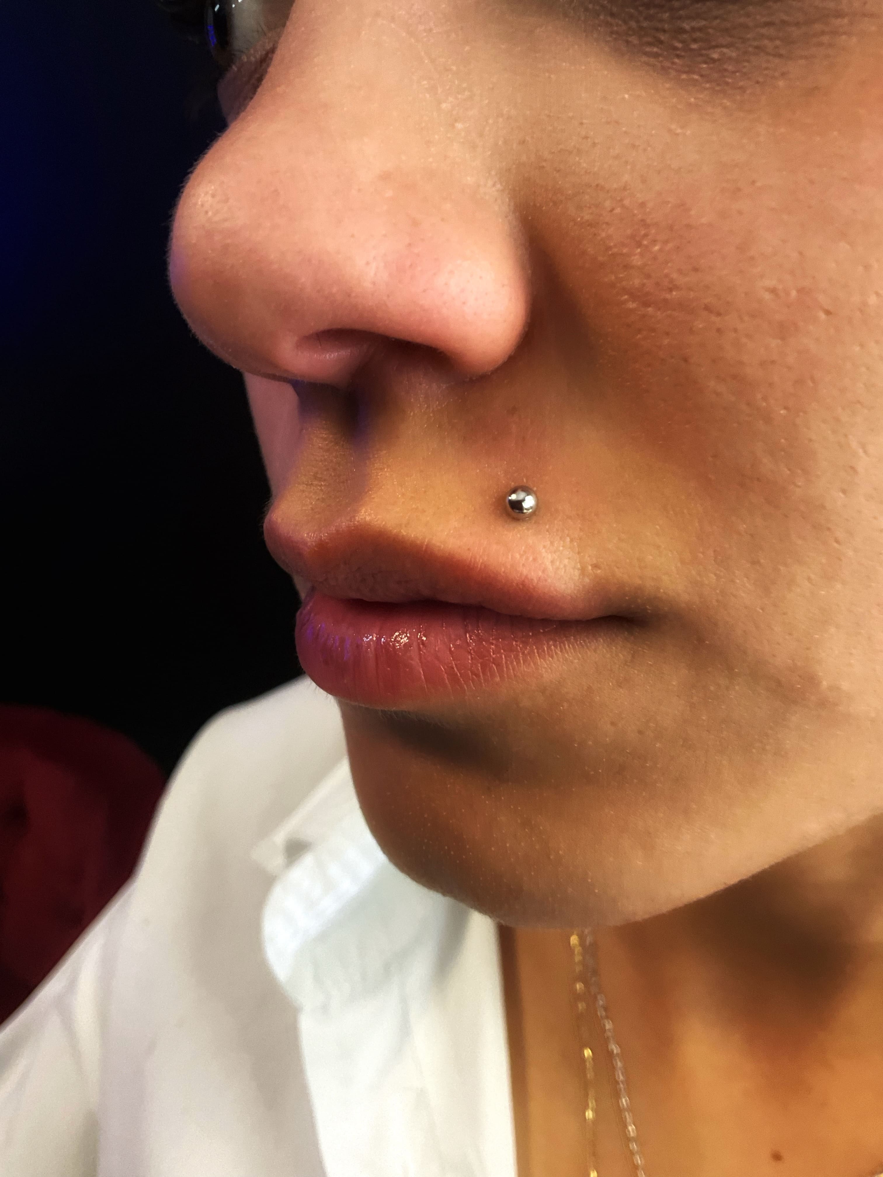 Monroe Piercing | Kadın İlk Delim Piercing Dudak Üstü Uygulaması