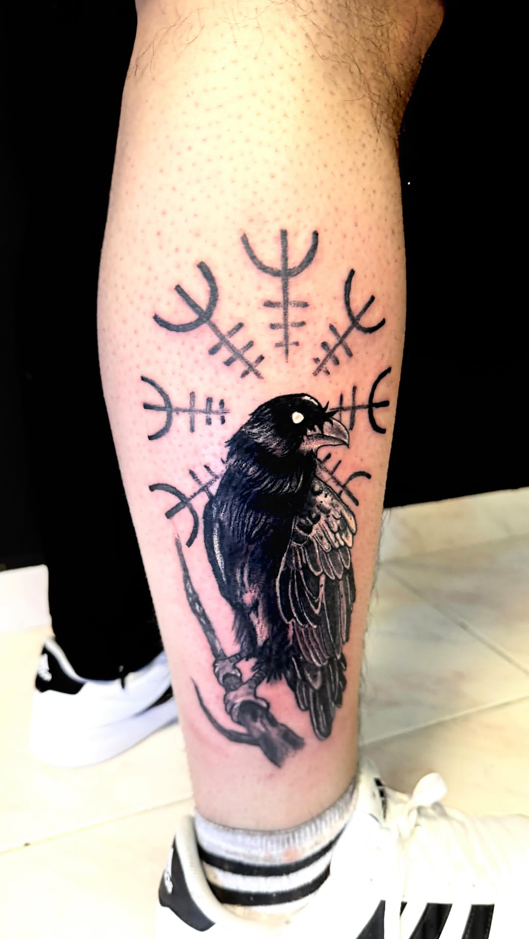 Blackwork Kuzgun Dövmesi | Raven Tattoo – Kadıköy İstanbul