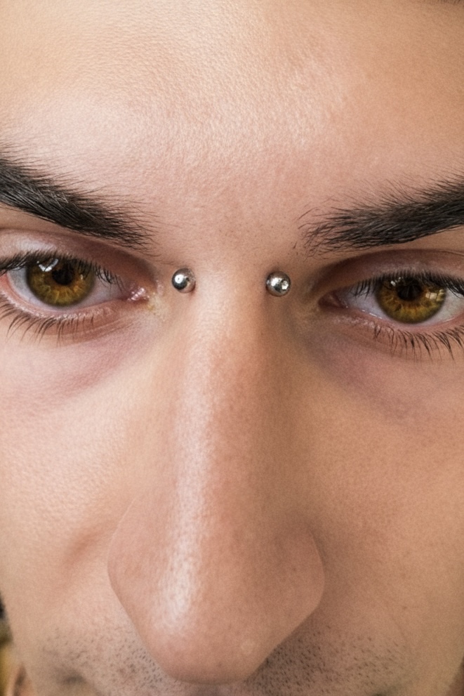 Bridge Piercing | İlk Delim Yatay Burun Üstü Uygulaması
