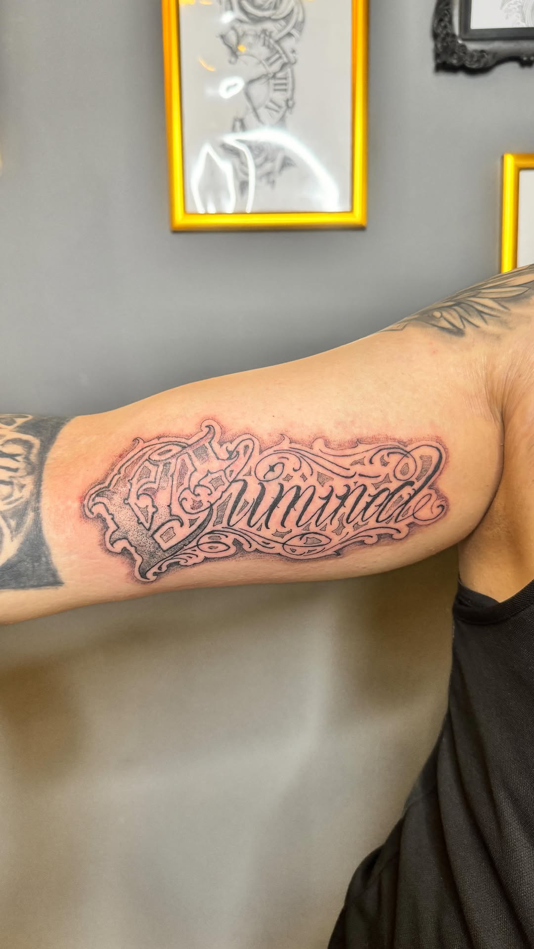 Ornamental Script İsim Dövmesi | Chicano Tarzı Özel Yazı Tasarımı – Kadıköy İstanbul