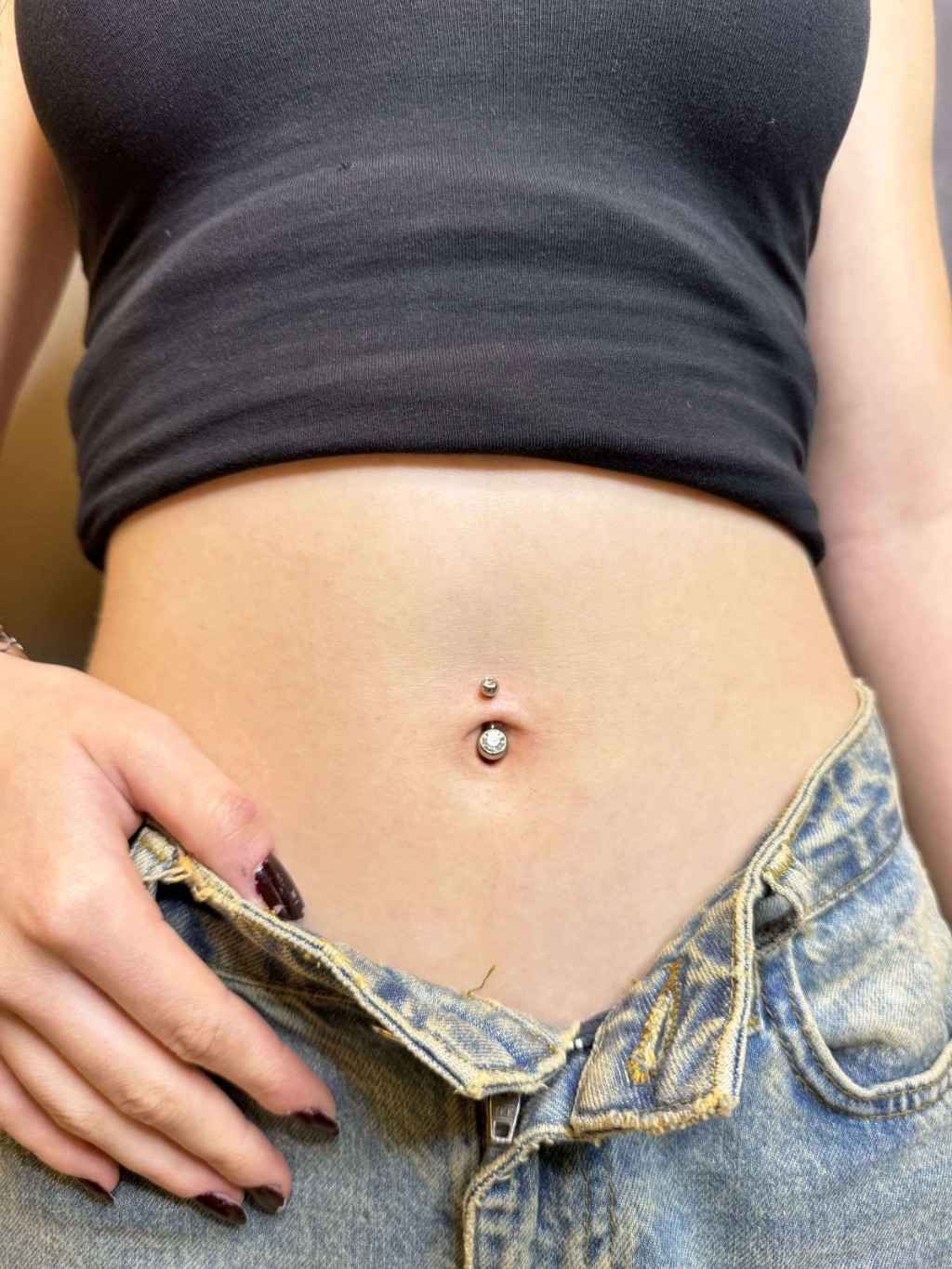 Işıltının Merkezi | Büyük Alt Taşlı Göbek Piercing (Premium Navel Design)