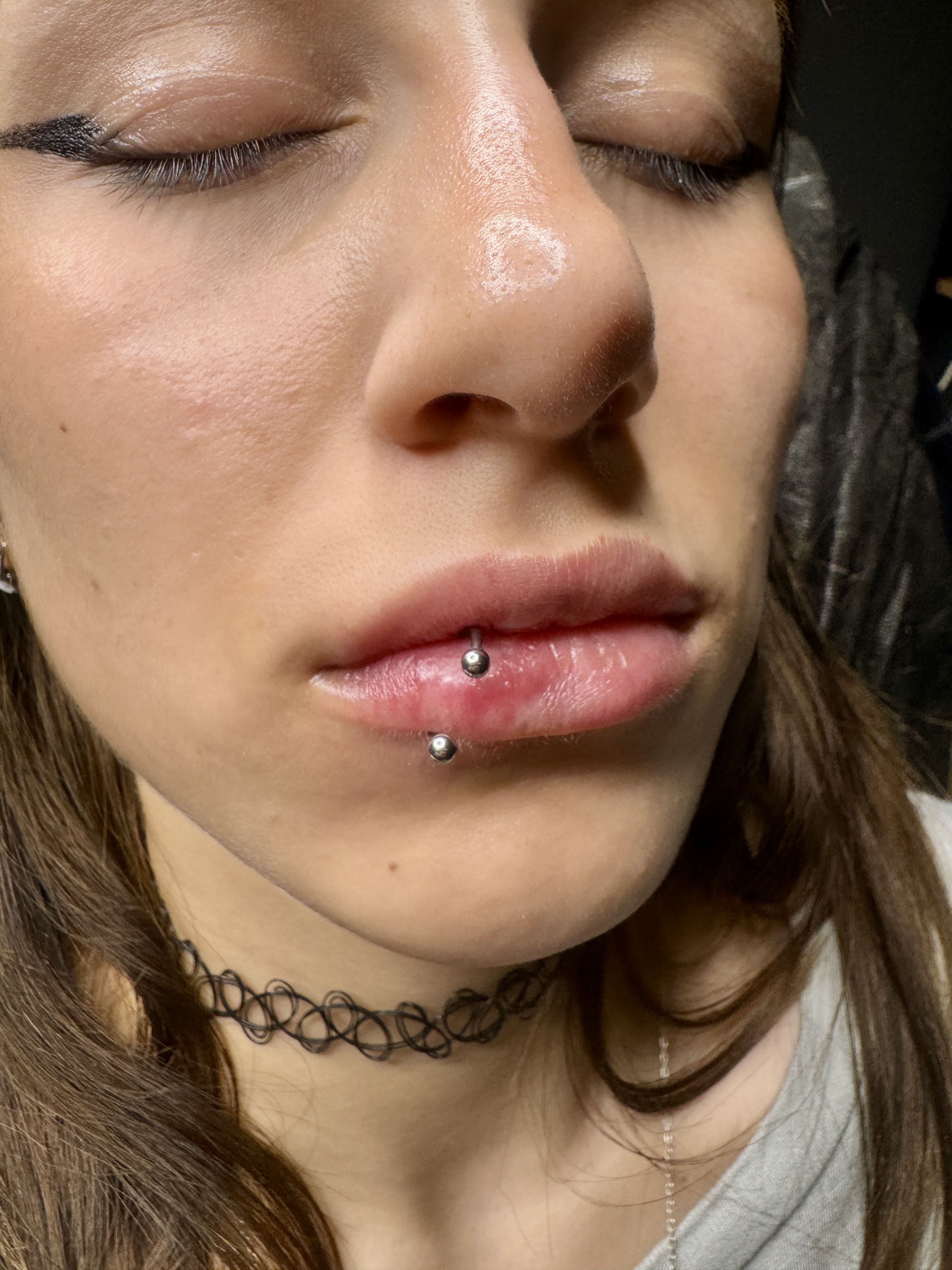 Side Vertical Labret Piercing | Dudak Kenarı Dikey Labret