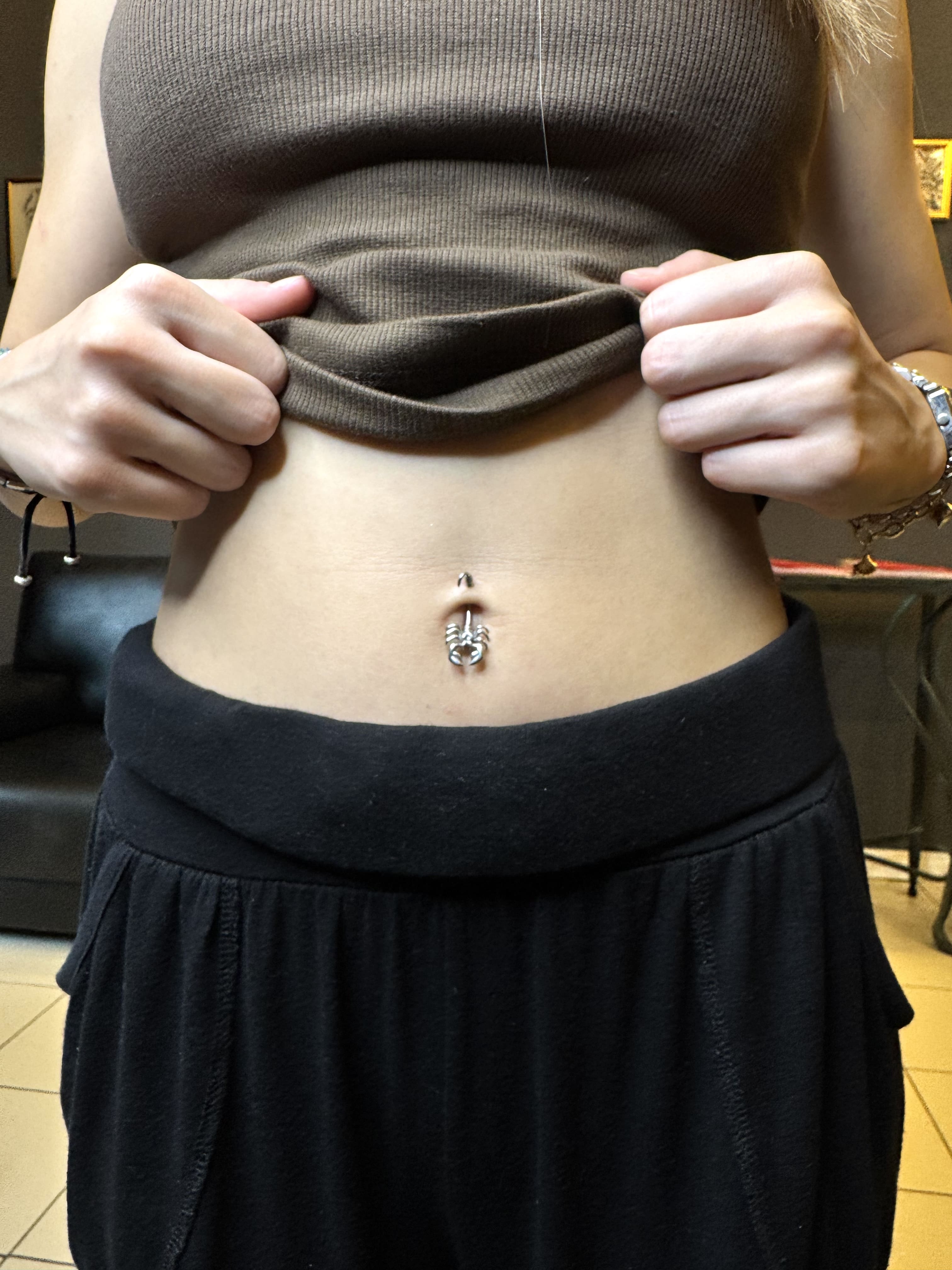 Akrep Figürlü Göbek Piercing | Özel Tasarım Navel Takı Değişimi